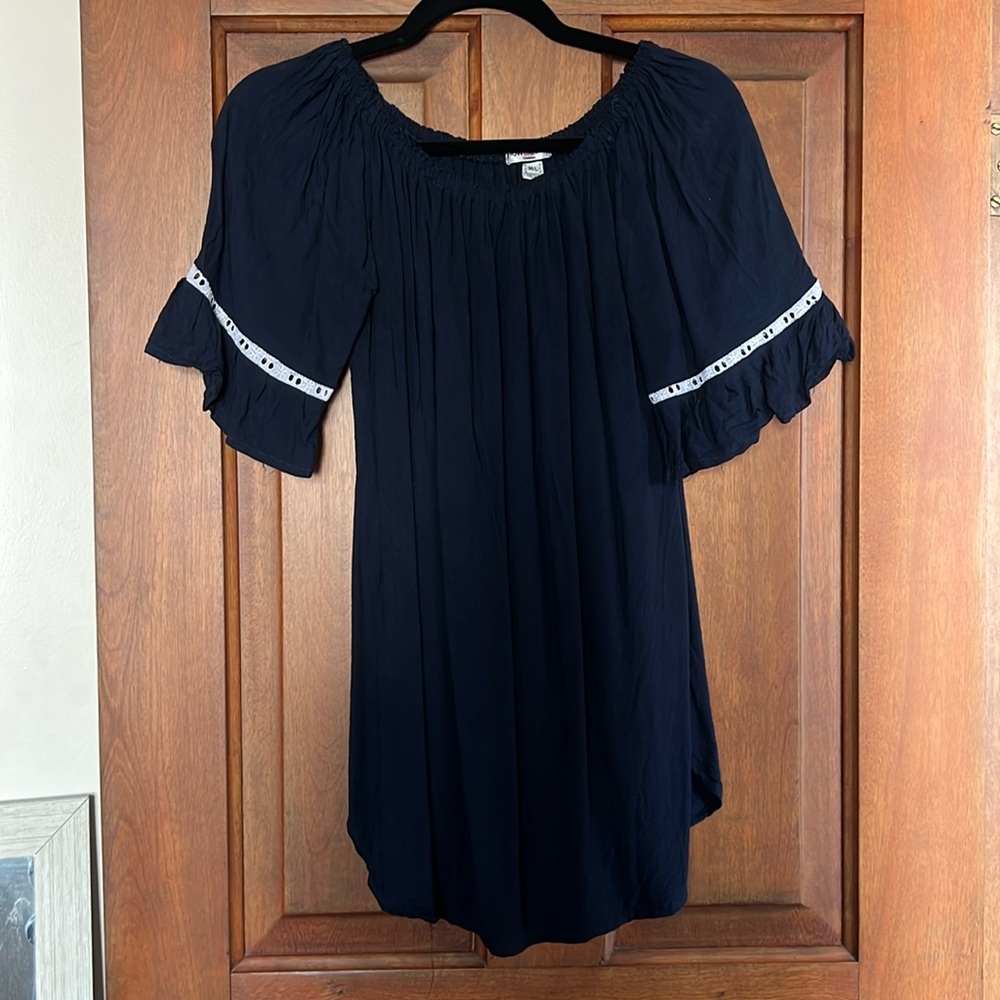 Navy blue flowy top with lace sleeve details